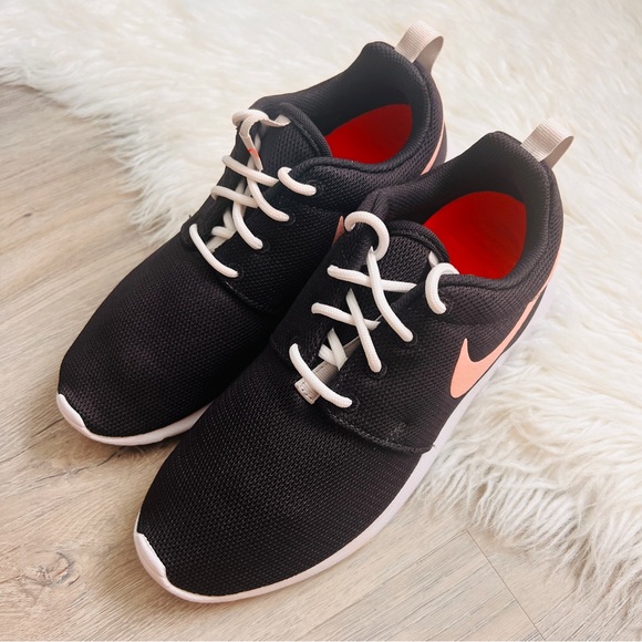 NWT Nike Roshe One Women’s Shoes - Picture 2 of 8